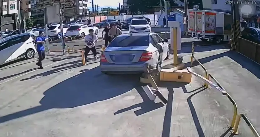 通緝犯簡男拒捕，其女友護愛開車衝撞員警，幫助他趁亂逃逸。（圖／警方提供）