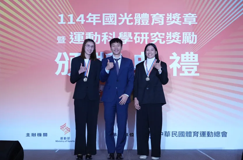 運動部李洋部長與拳擊選手黃筱雯(左)、陳念琴(右)合影。(圖/運動部提供)