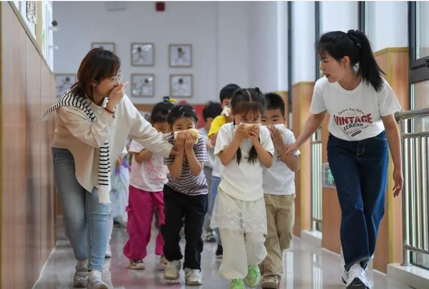 圖為河北省石家莊市第三幼稚園，教師帶幼兒進行消防演練。（圖／新華社）