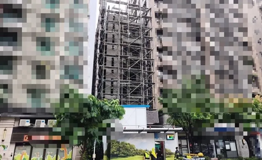 新莊一處工地電梯意外2工人命危。（圖／翻攝畫面）