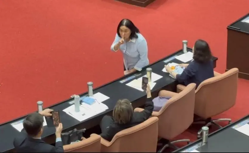 陳玉珍在台下制止綠委錄影。（圖／中天新聞）