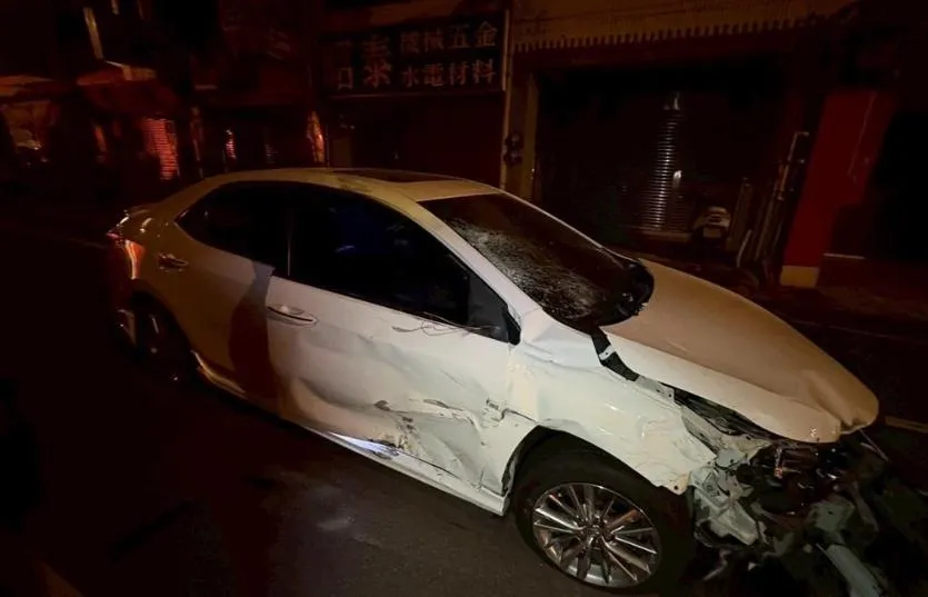 肇事白色轎車車頭全毀。（圖／翻攝畫面）