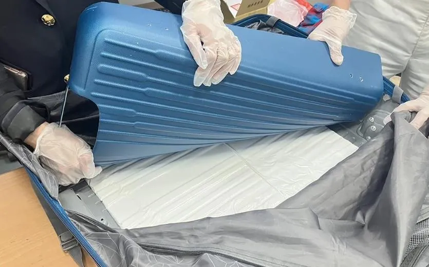 警方在馬籍旅客行李廂查獲毒品海洛因。(圖/翻攝畫面)