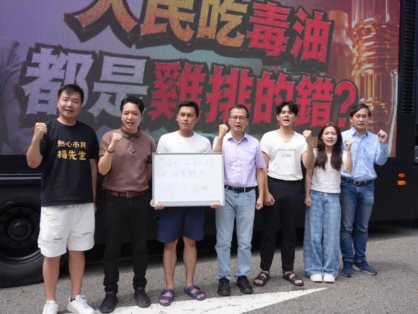 羅智強籌租大型LED廣告車「反毒油鐵金剛」，將跑遍台北市12個行政區巡迴宣傳。（圖／翻攝羅智強臉書）
