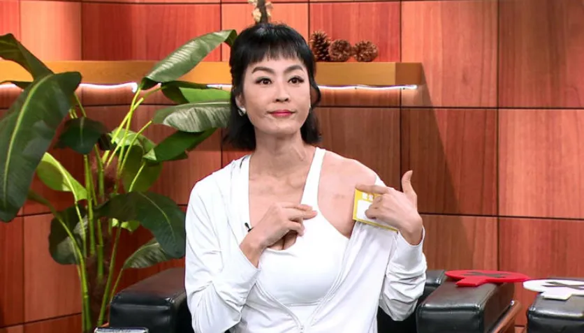 唐玲分享先前已取出左肩的人工血管。（圖／年代提供）