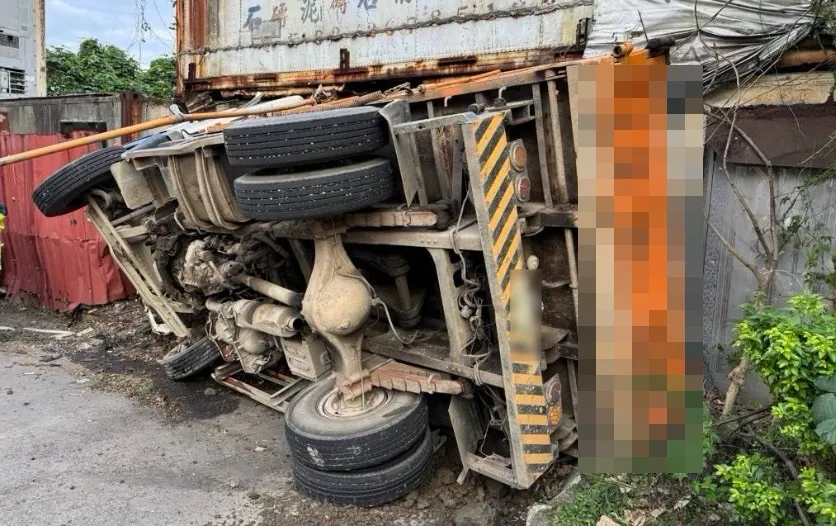 新北鶯歌一輛砂石車發生翻車車禍。（圖／翻攝畫面）