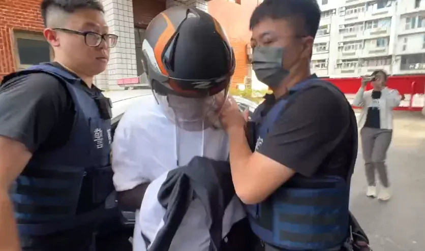 警方在案發2小時後，逮獲25歲張姓嫌犯。（圖／翻攝畫面）