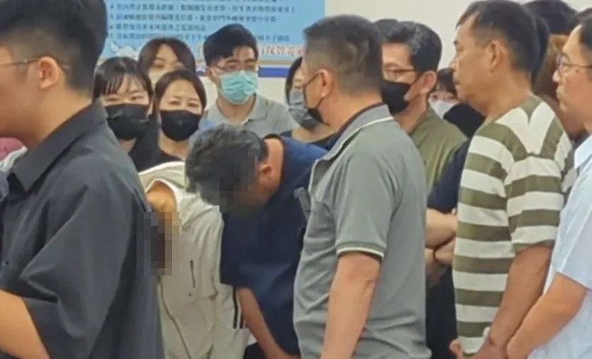 女大生向受害者家屬90度鞠躬禮致歉。（圖／翻攝畫面）