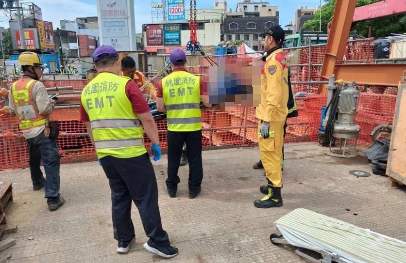 警消將男子從地下18公尺深吊掛救出。（圖／翻攝畫面）