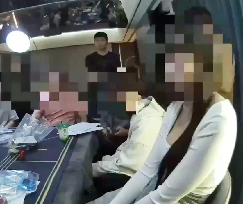 上圍豐滿、身材修長的辣妹荷官們跟賭客當場被逮。(圖/警方提供)
