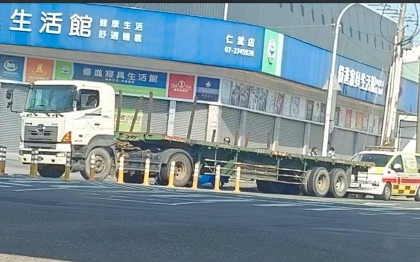 拖板車輾壓機車，現場令人怵目驚心。（圖／翻攝畫面）