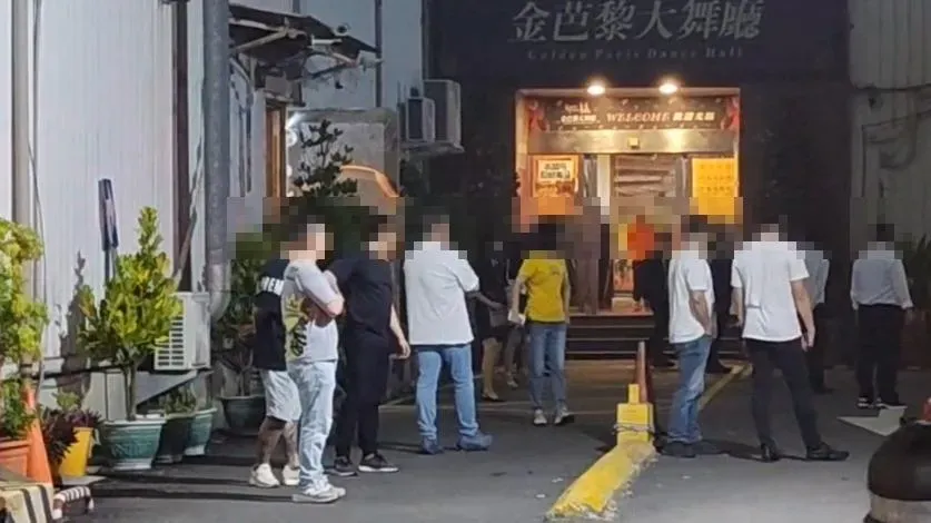 高雄知名大舞廳金巴黎於今（4）日凌晨1點許發生火警。（圖／中天新聞）