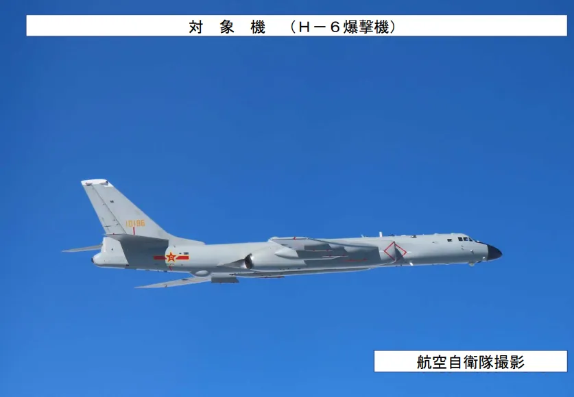 日方公布大陸轟炸機影像。（圖／翻攝自日防衛省統合幕僚監部）