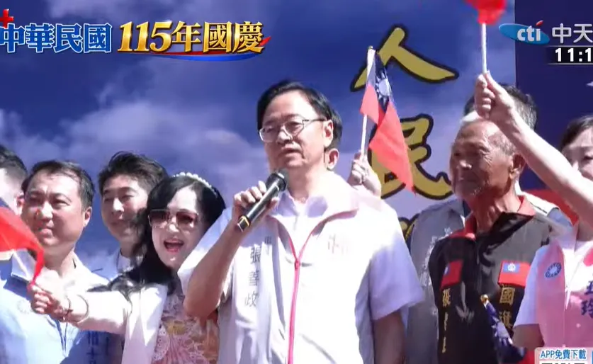 桃園市長張善政國慶日趕來參與國旗屋負責人張老旺（右）舉辦的升旗典禮。（圖／中天新聞）