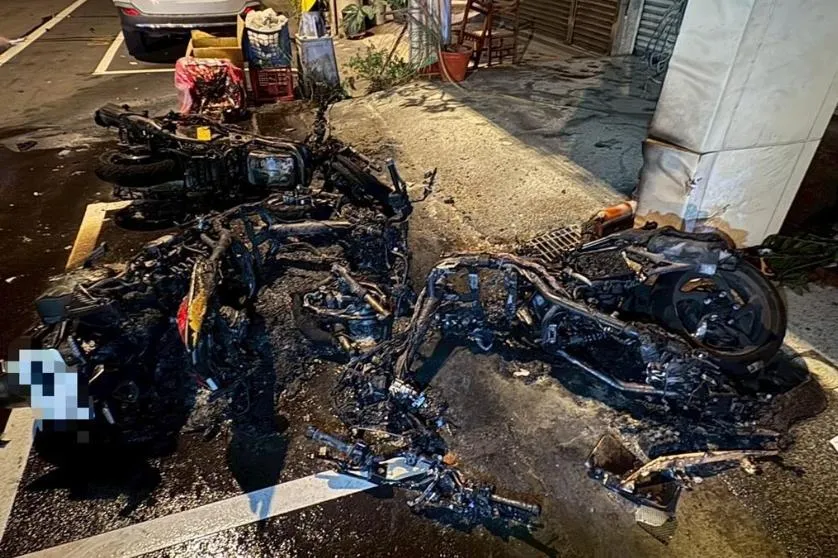 機車爆炸波及路邊機車。（圖／翻攝畫面）