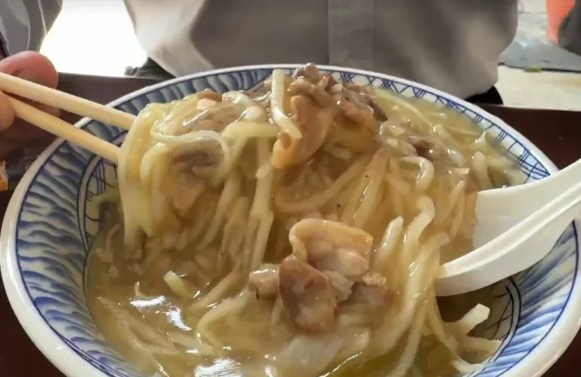 台南「葉桑嘉義生炒鴨肉羹」曾入選米其林必比登推介餐廳,近期難敵原物料成本高漲,宣布漲價5元至10元。(圖/中天新聞)