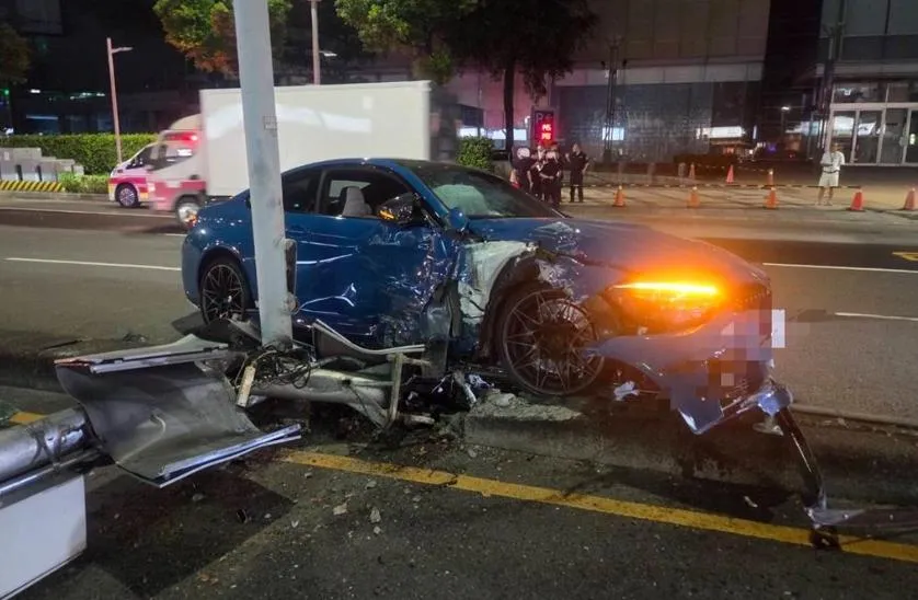 限量BMW M4自撞分隔島還撞斷科技執法設備。（圖／翻攝畫面）