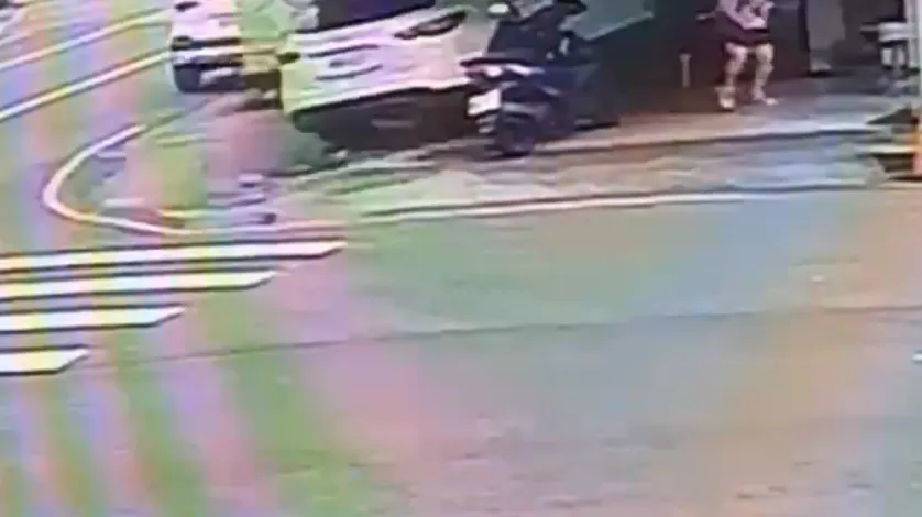休旅車暴衝驚悚瞬間。(圖/警方提供)