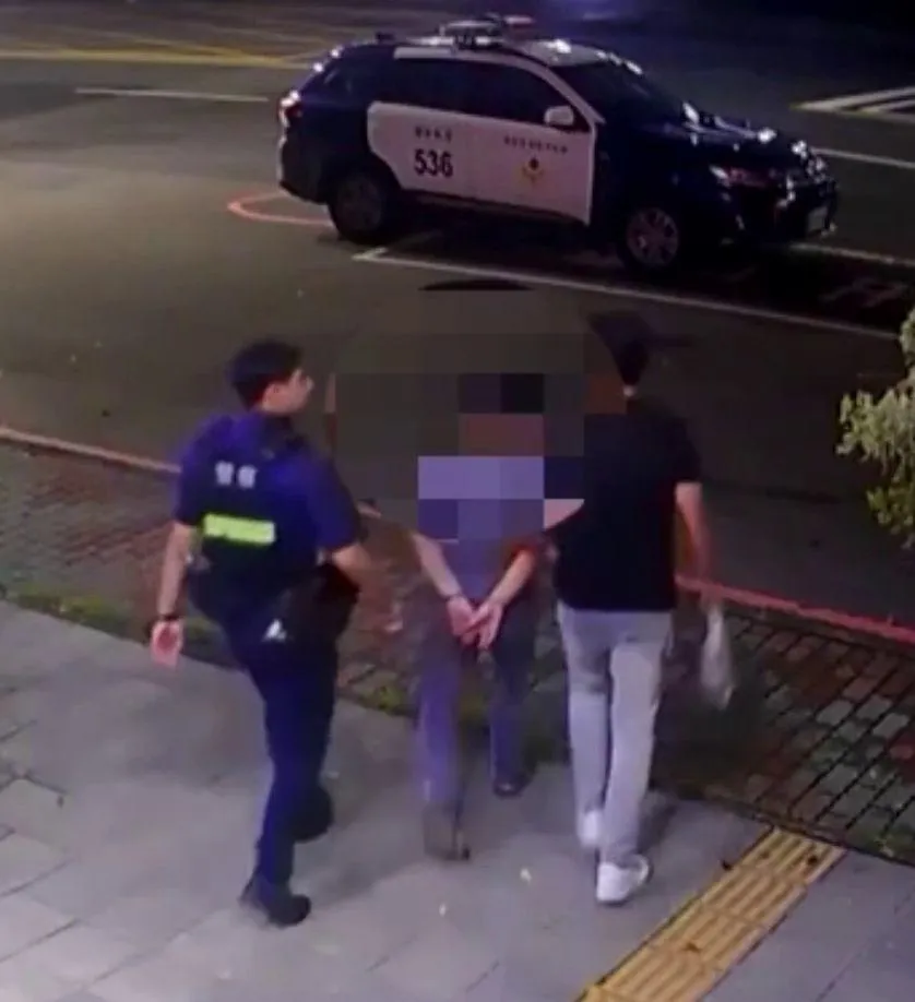 陳姓藥師被警察帶走時,妻子全程目睹。(圖/警方提供)