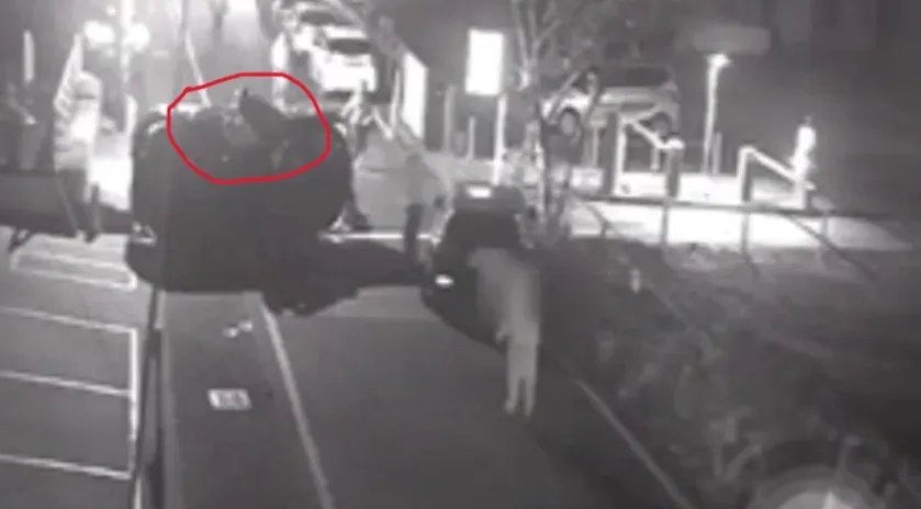 陳男自撞翻覆後，竟不顧車子擋在路中央，直接跳車落荒而逃，跑離事故現場，令圍觀民眾傻眼。（圖/中天新聞）