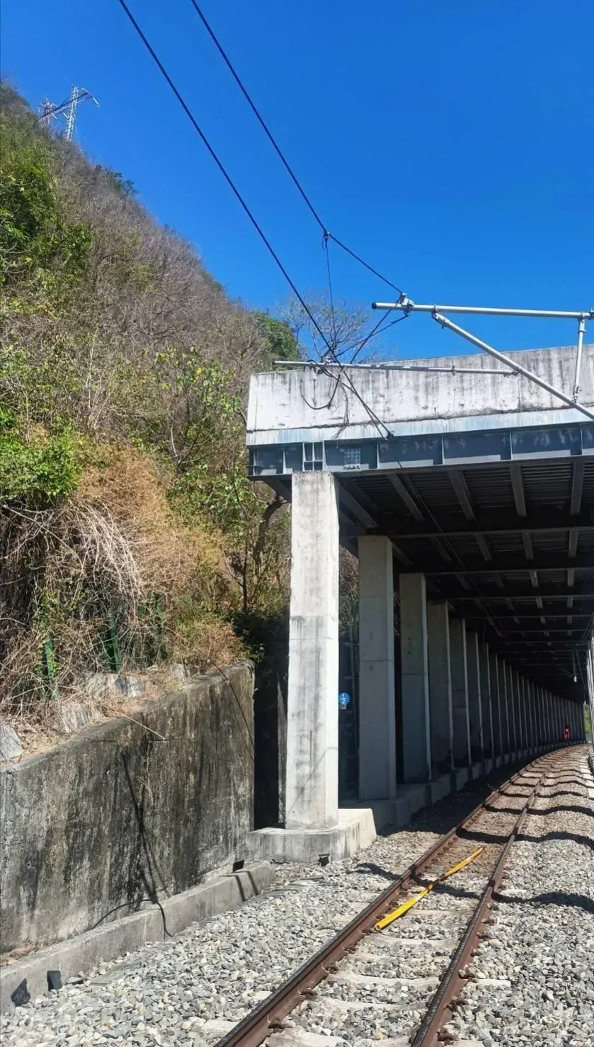 台灣鐵路公司南迴線16日下午發生電車線斷落事故。（圖／台灣便當管理局-附屬鐵路部授權提供）