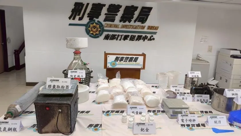 警方破獲製毒集團查扣市價超過2千萬毒品及原料。（圖／翻攝畫面）