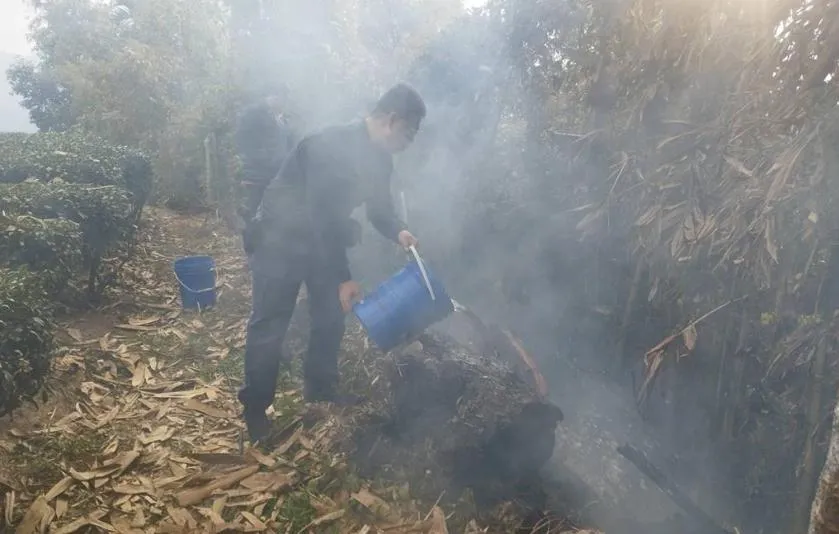 警民合力灌救撲滅火勢。（圖／翻攝畫面）