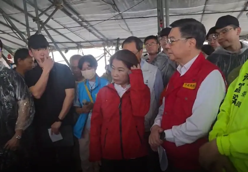 行政院長卓榮泰25日直奔屏東萬丹，在縣長周春米陪同下視察苦瓜災損。（圖／中天新聞）