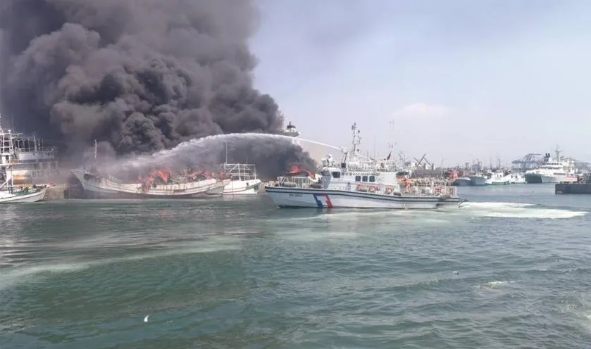 海巡艦艇也協助灑水灌救。（圖／翻攝畫面）