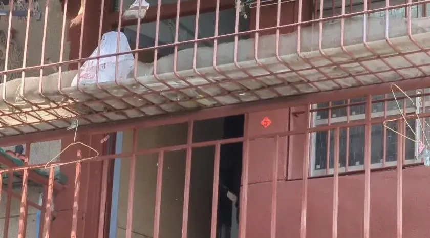 嫌犯張介宗住處陽台牆壁，貼有1張3公分見方、黑墨手寫的「春」。（圖／中天新聞）