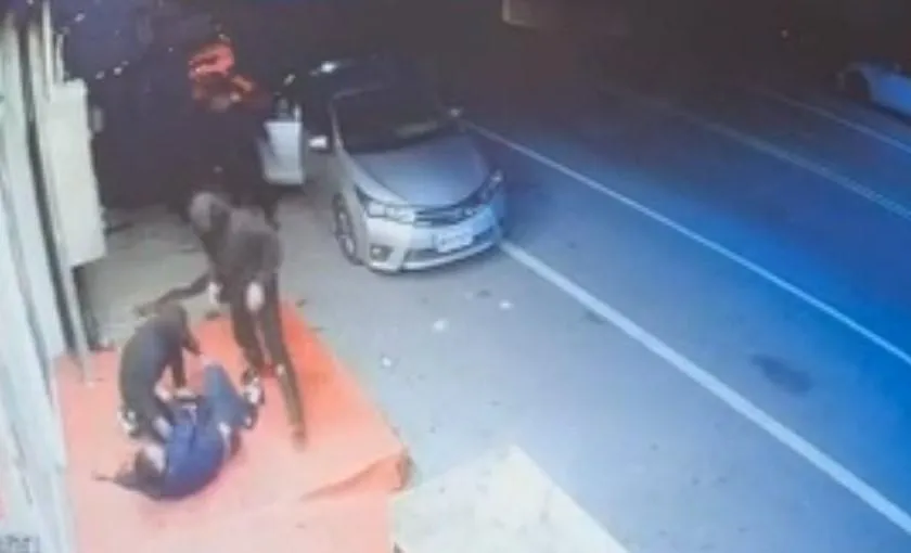 3人手持刀械試圖將男子擄上車。（圖／翻攝畫面）