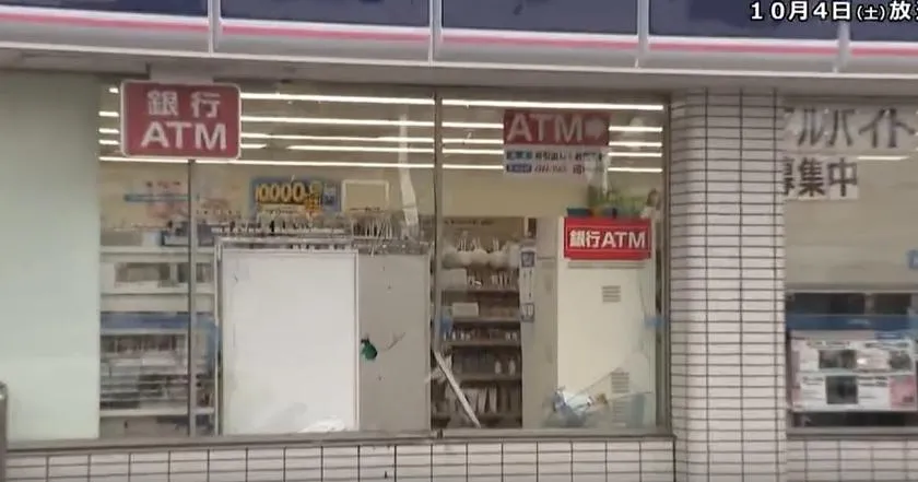 事發的便利商店玻璃被撞破。(圖/翻攝NNN)