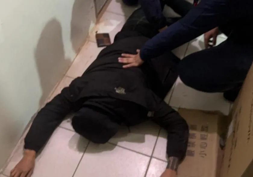 警方前往住處壓制逮捕縱火男子。(圖/翻攝畫面)