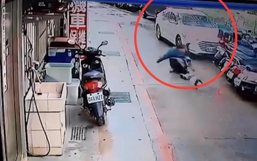 男子毒駕逆向衝撞機車騎士慘摔。(圖/翻攝自WoWtchout)