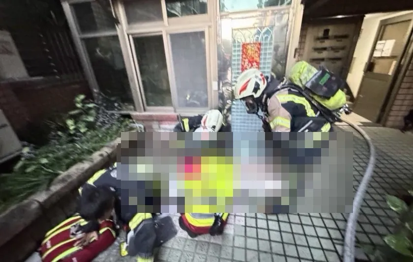 男屋主受困屋內被救出送醫搶救不治。（圖／翻攝畫面）