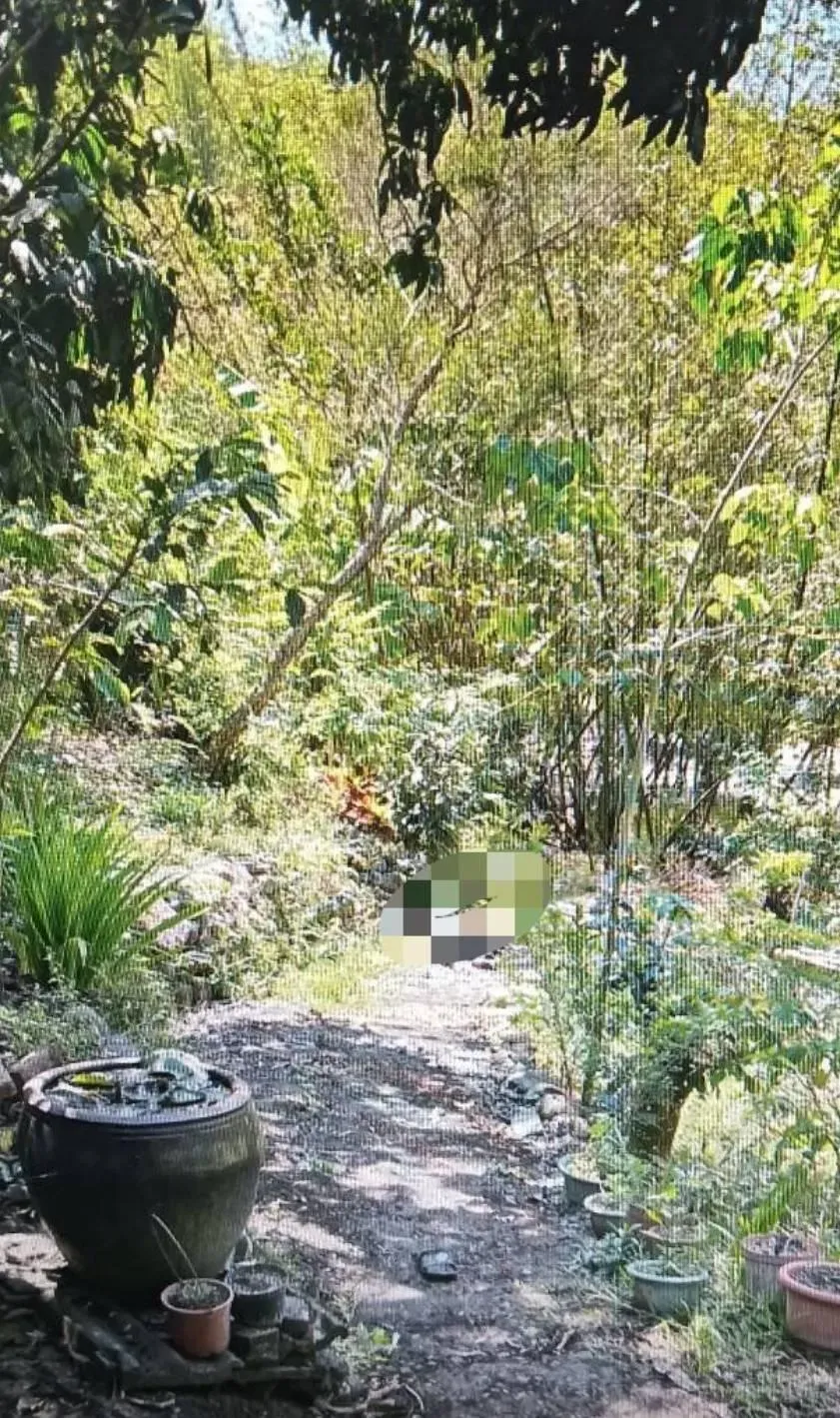 昨（25）日，傳聞高雄市甲仙區發現一具無名男屍，由於旗山分局員警操未依相關法規處理，導致屍體一度無法入冰櫃等待相驗。（圖/旗山分局提供）