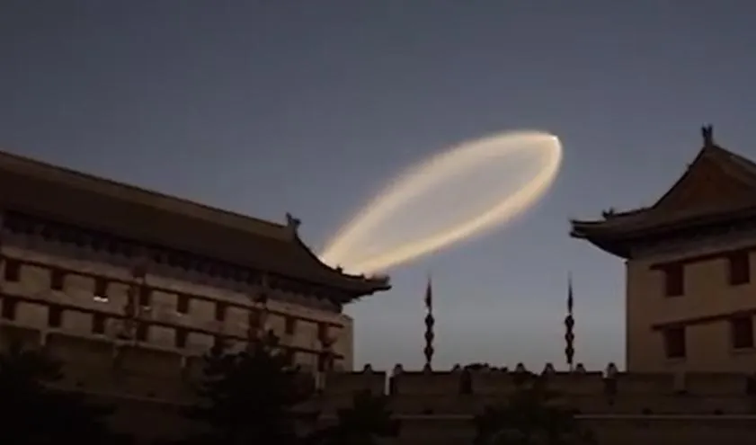 西安城牆出險不明光雲，引發民眾好奇。（圖/翻攝新浪微博）