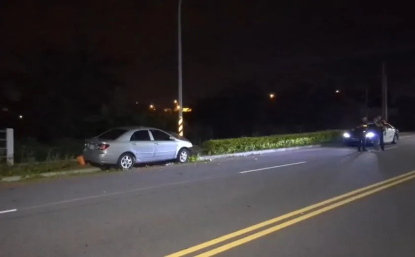 王姓女子駕車返家途中，不明原因偏離車道，撞上對向車道的路燈桿。（圖／翻攝畫面）