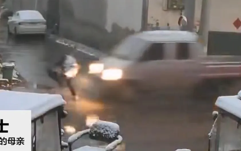 男童遭車輛撞飛瞬間。（圖／翻攝新浪微博）