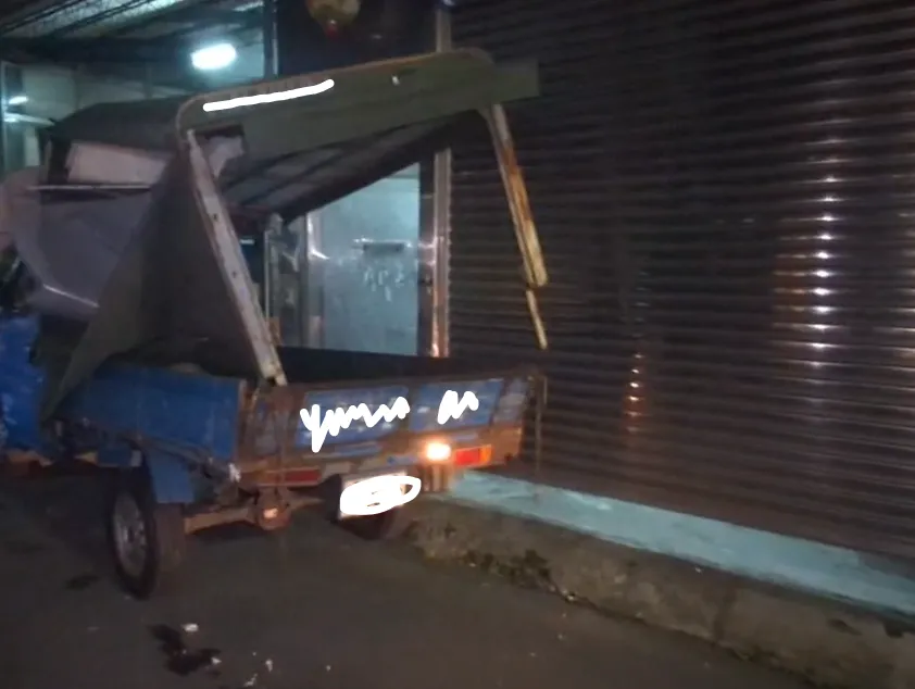 貨車脫困後，車棚整個變形。（圖／中天新聞）