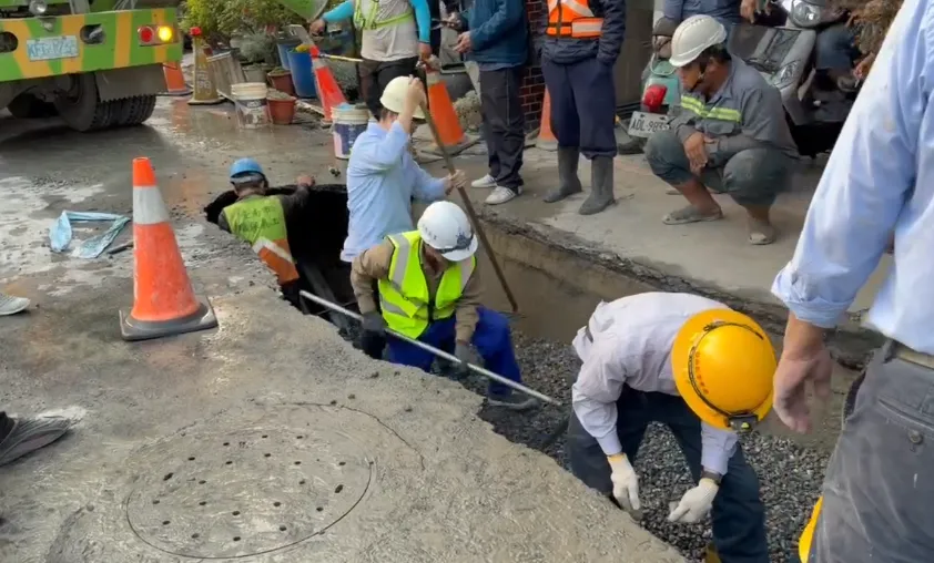 台南西門路五妃街口路面塌陷，疑水管破裂掏空地基。（圖／中天新聞，下同）