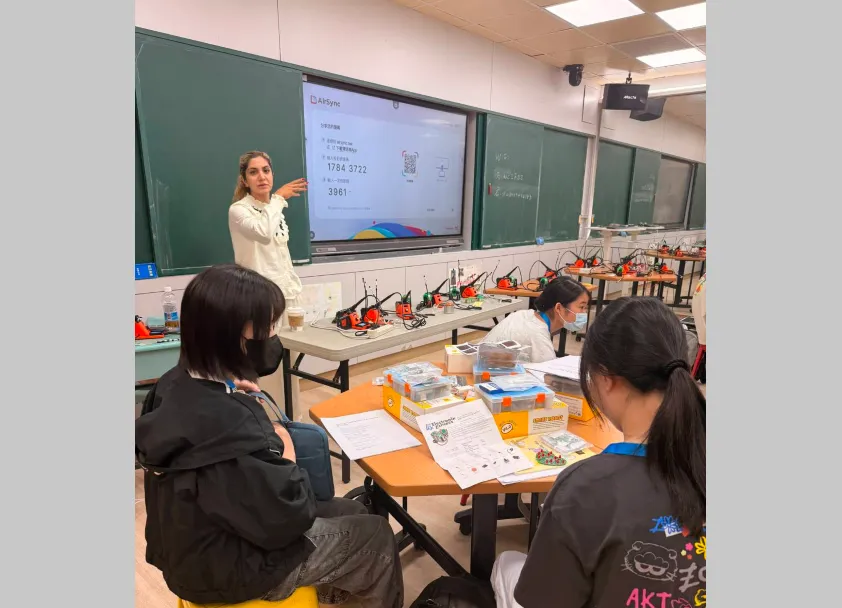 薇閣中學7月20~24日攜手亞利桑那州立大學推融合「半導體科技」與「跨域創新」跨域科技專題營,學生們在課程中即時掌握全球最尖端的專業知能。(圖/薇閣中學提供)