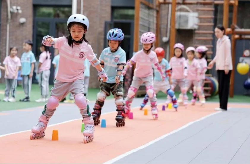 圖為西安市曲江第二幼稚園的孩童在老師指導下滑直排輪。（圖／新華社）