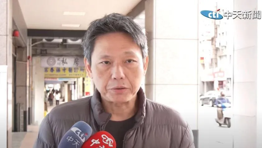 民進黨徵召沈伯洋參選台北市長，媒體人謝寒冰兌現承諾「跪」著直播（資料照片）