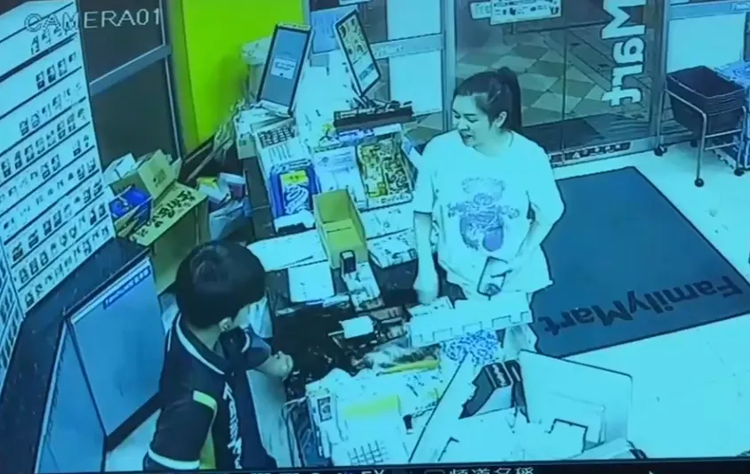 台中南屯醉女砸紅酒潑啤酒，店員手部遭割傷。（圖／翻攝自記者爆料網，下同）