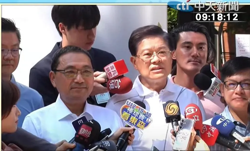 新北市長侯友宜陪同羅明才一起投票。(圖/中天新聞)