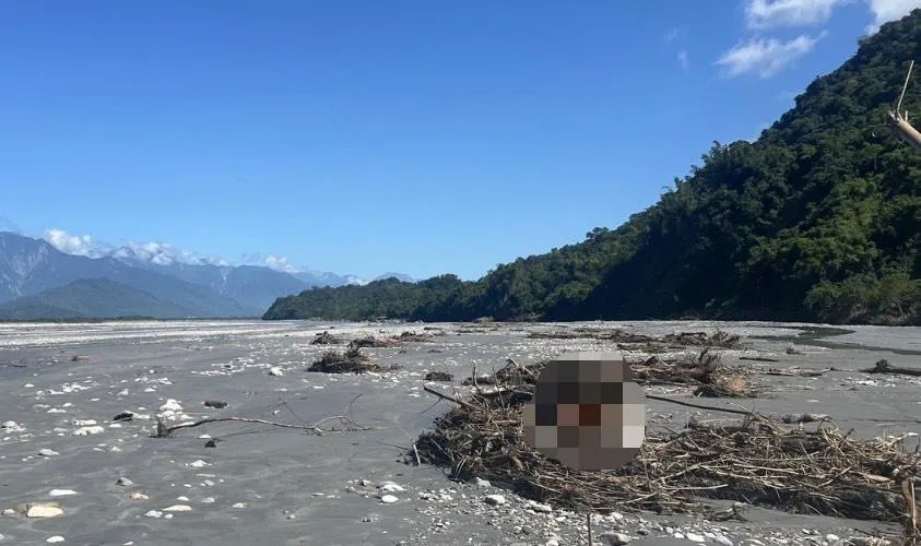 今日上午在花蓮溪口的米棧大橋發現一具男屍，晚間經過確認是小沂的乾姑爺。（圖/花蓮縣消防局提供）