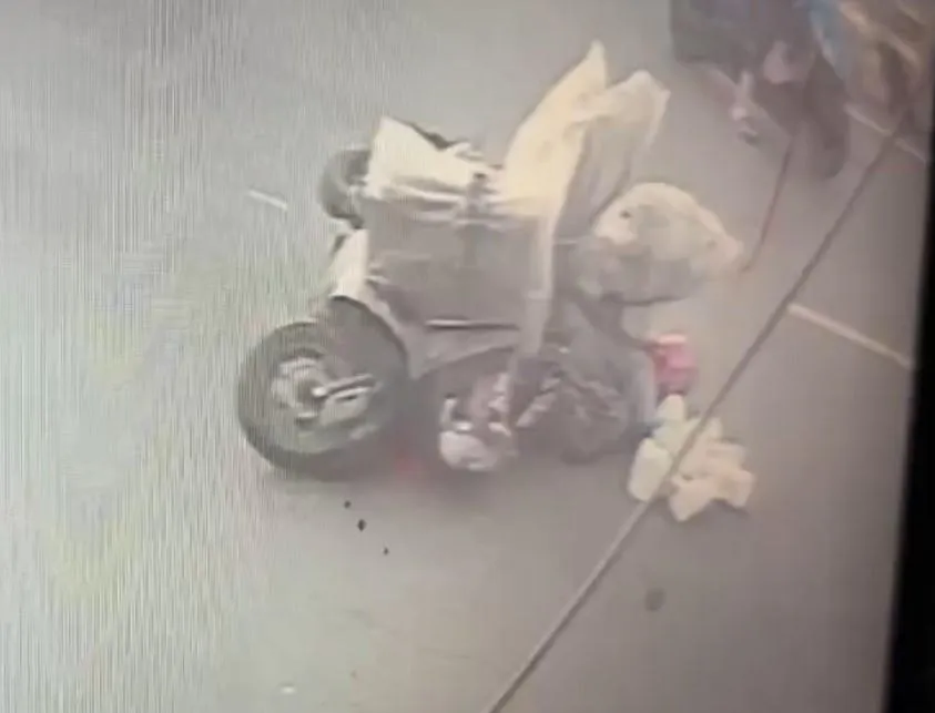 婦人被機車壓住。(圖/翻攝畫面)