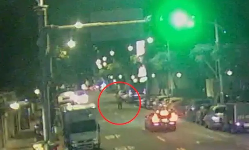 男子酒醉在車道上遊蕩導致發生車禍。(圖/翻攝畫面)