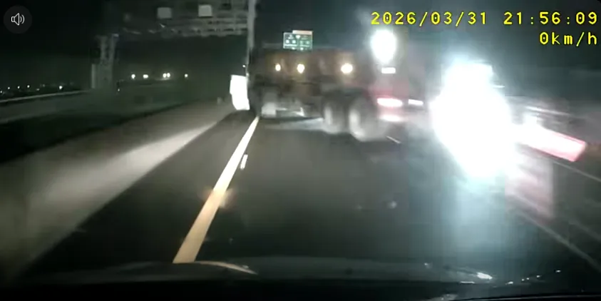 工區車輛駛出時未進行封路,僅有一名交管人員於車輛駛出缺口揮舞交管棒。(圖/翻攝自臉書/爆料公社)